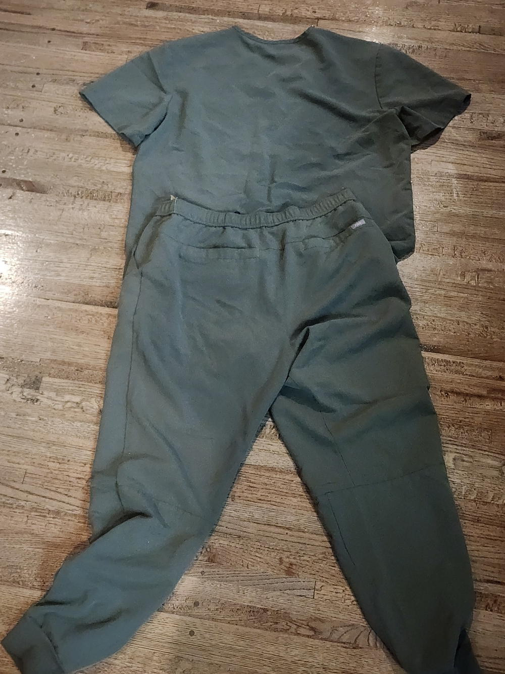 Figs Olive Green Men's Scrub Set with Navy Drawstring - Picture 4 of 4